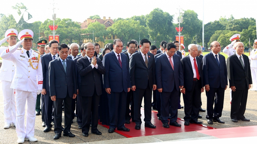 Party and State leaders commemorate President Ho Chi Minh, war martyrs